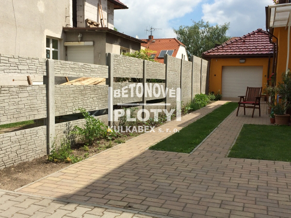 Okrasný plot pro váš dům betonový plot